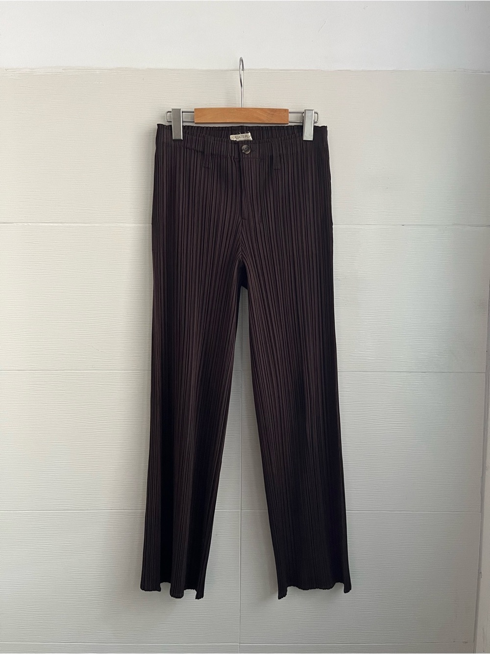 Pleats Please Issey Miyake Straight-Leg trousers in Dark Brown - size 2